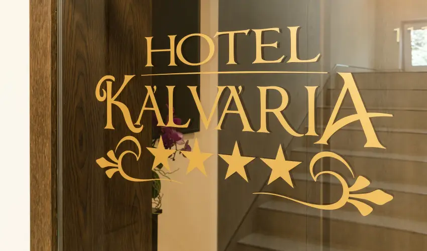 Hotel K�lv�ria Gy�r - Kedvezm�nyes �r csal�dok r�sz�reak reggelis ell�t�ssal (1 �jt�l)