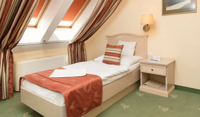 Hotel K�lv�ria Gy�r - Kedvezm�nyes �r csal�dok r�sz�reak reggelis ell�t�ssal (1 �jt�l)