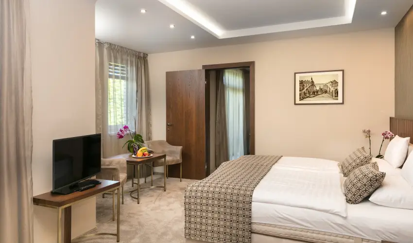 Hotel K�lv�ria Gy�r - Kedvezm�nyes �r csal�dok r�sz�reak reggelis ell�t�ssal (1 �jt�l)