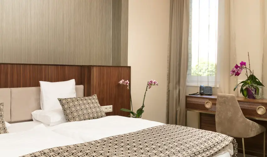 Hotel K�lv�ria Gy�r - Kedvezm�nyes �r csal�dok r�sz�reak reggelis ell�t�ssal (1 �jt�l)