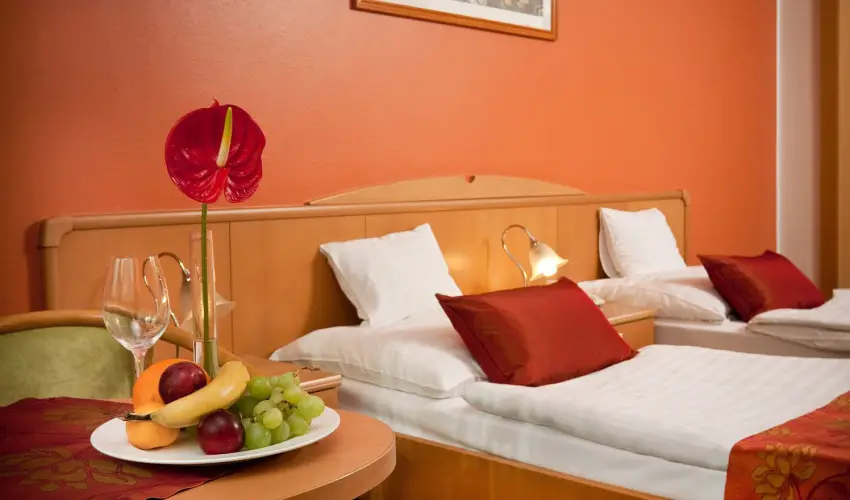 Hotel K�lv�ria Gy�r - Kedvezm�nyes �r csal�dok r�sz�reak reggelis ell�t�ssal (1 �jt�l)