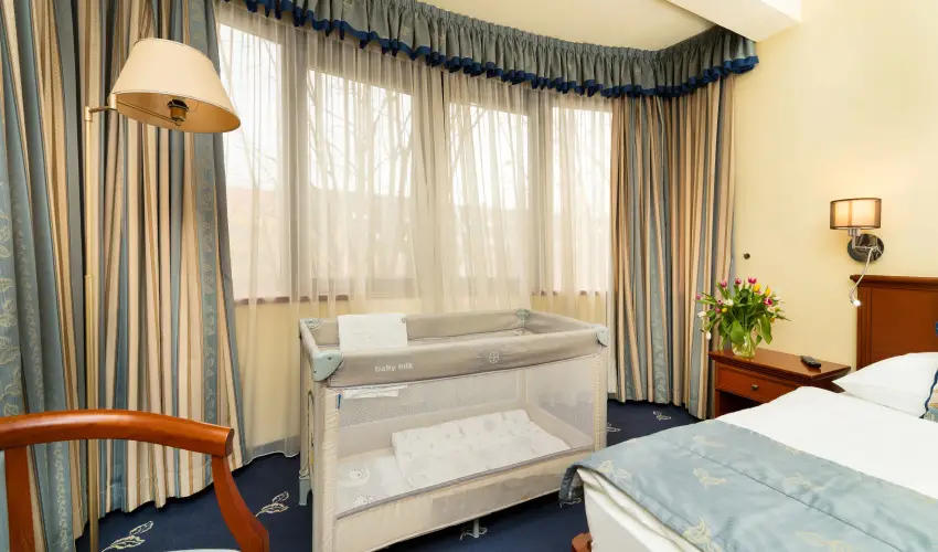 Hotel K�lv�ria Gy�r - Kedvezm�nyes �r csal�dok r�sz�reak reggelis ell�t�ssal (1 �jt�l)