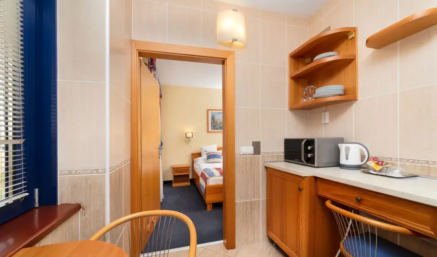 Hotel K�lv�ria Gy�r - Kedvezm�nyes �r csal�dok r�sz�reak reggelis ell�t�ssal (1 �jt�l)