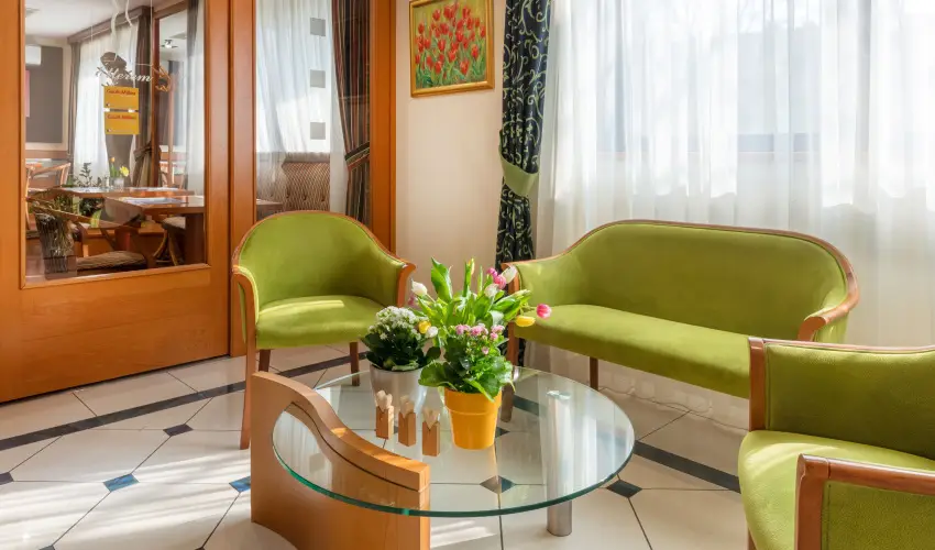 Hotel K�lv�ria Gy�r - Kedvezm�nyes �r csal�dok r�sz�reak reggelis ell�t�ssal (1 �jt�l)