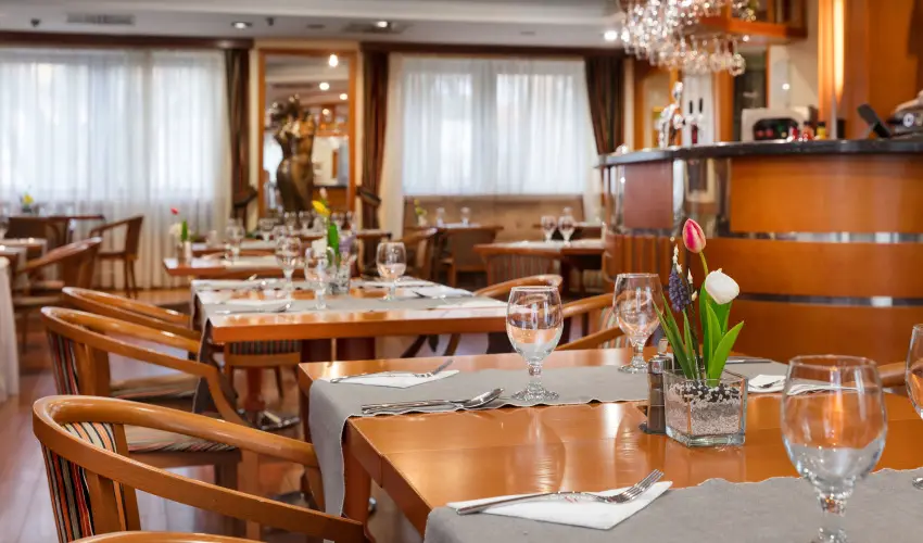 Hotel K�lv�ria Gy�r - Kedvezm�nyes �r csal�dok r�sz�reak reggelis ell�t�ssal (1 �jt�l)