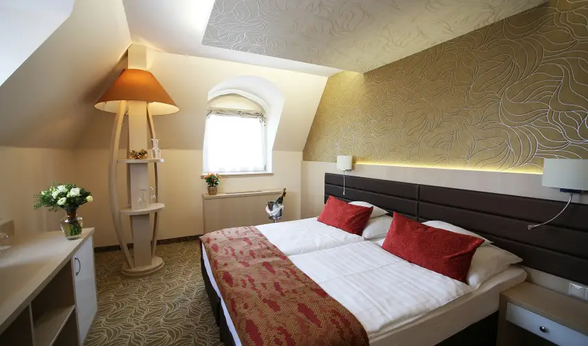 Hotel Kiss Tata - Kedvezmnyes r csaldok rszreak reggelis elltssal (1 jtl)