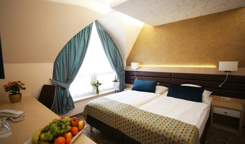 Hotel Kiss Tata - Kedvezmnyes r csaldok rszreak reggelis elltssal (1 jtl)