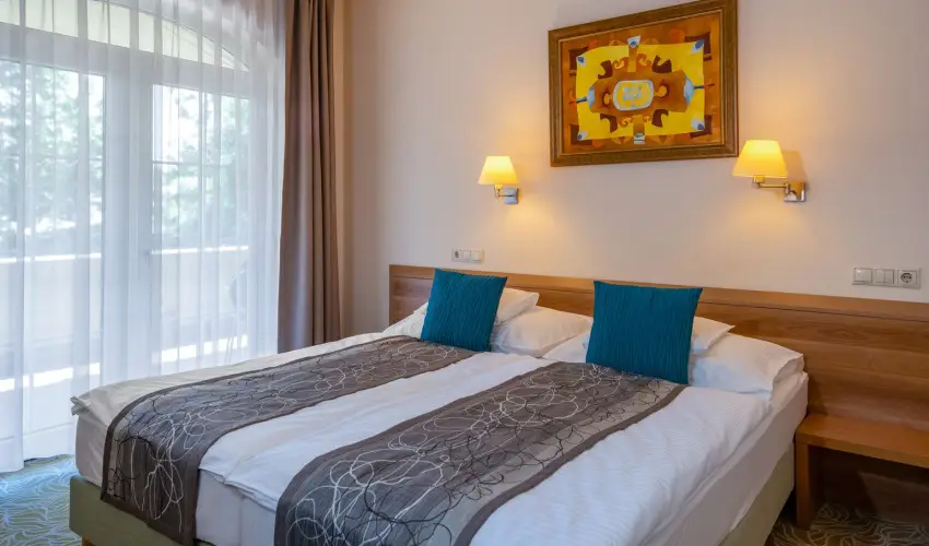 Hotel Kiss Tata - Kedvezmnyes r csaldok rszreak reggelis elltssal (1 jtl)