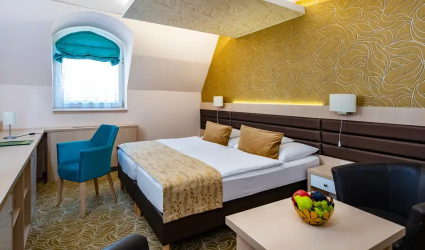 Hotel Kiss Tata - Kedvezmnyes r csaldok rszreak reggelis elltssal (1 jtl)