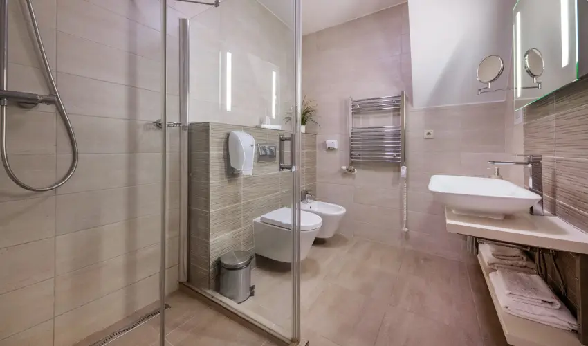 Hotel Kiss Tata - Kedvezmnyes r csaldok rszreak reggelis elltssal (1 jtl)