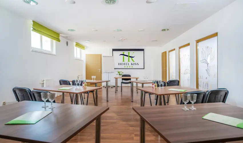 Hotel Kiss Tata - Kedvezmnyes r csaldok rszreak reggelis elltssal (1 jtl)