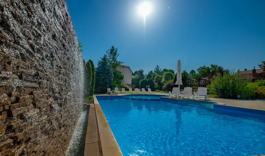 Hotel Kiss Tata - Kedvezmnyes r csaldok rszreak reggelis elltssal (1 jtl)