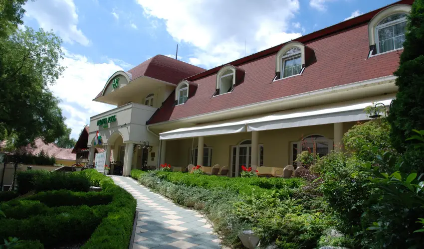 Hotel Kiss Tata - Kedvezmnyes r csaldok rszreak reggelis elltssal (1 jtl)