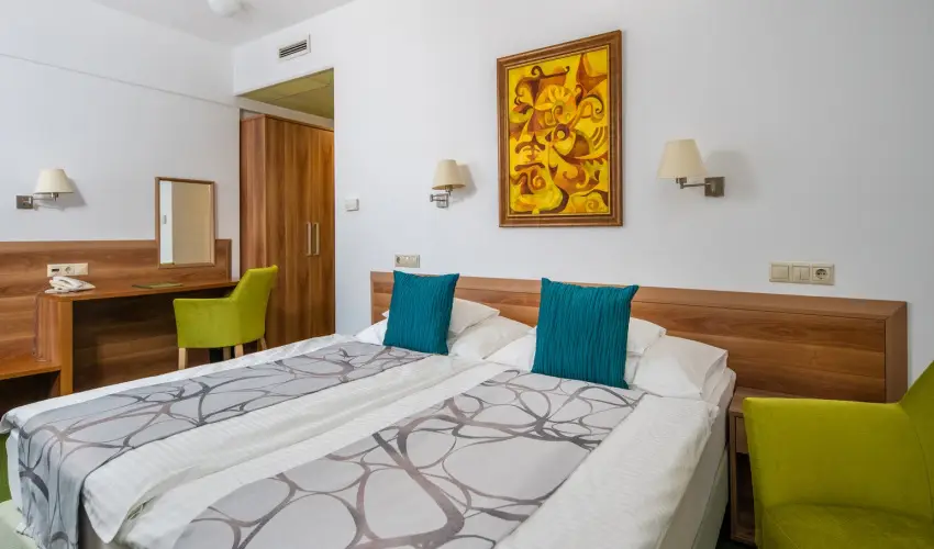 Hotel Kiss Tata - Kedvezmnyes r csaldok rszreak reggelis elltssal (1 jtl)