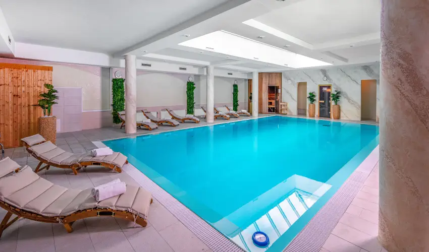 Hotel Kiss Tata - Kedvezmnyes r csaldok rszreak reggelis elltssal (1 jtl)