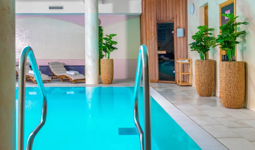 Hotel Kiss Tata - Kedvezmnyes r csaldok rszreak reggelis elltssal (1 jtl)