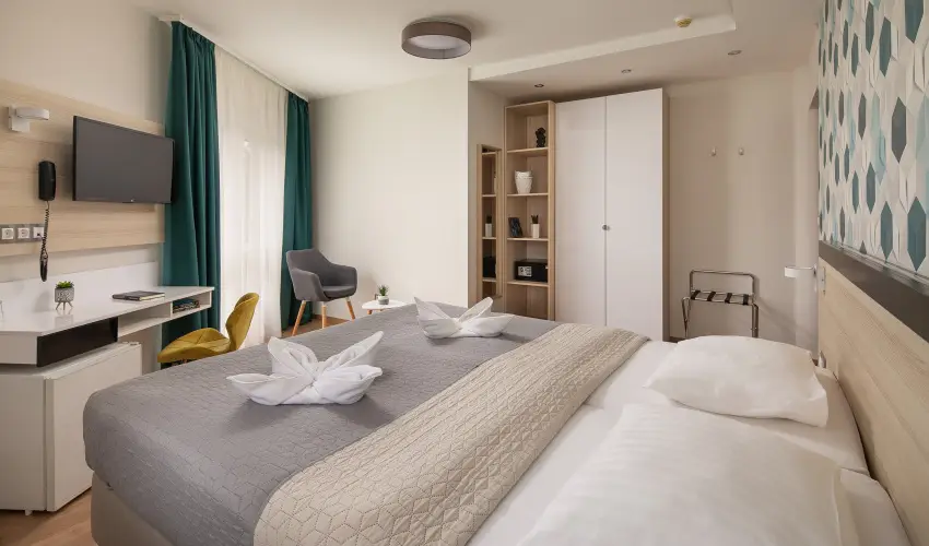 Kristly Hotel Keszthely - Balatoni retro szilveszter (min. 2 j)