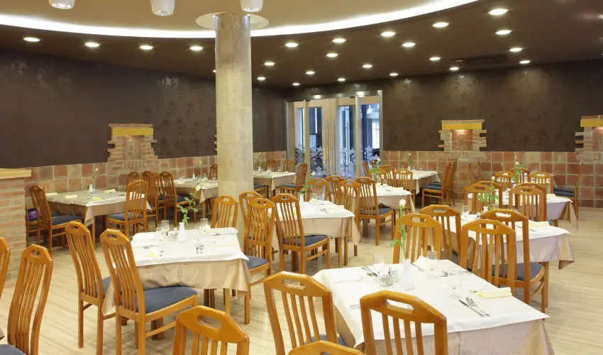 Laterum Hotel Pcs - Kedvezmnyes r csaldok rszre flpanzival (1 jtl)