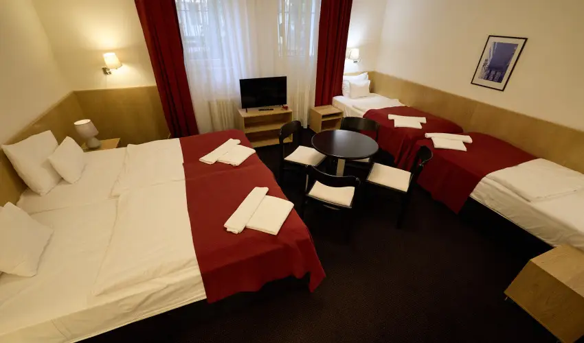 Laterum Hotel P�cs - Kedvezm�nyes �r csal�dok r�sz�re f�lpanzi�val (1 �jt�l)