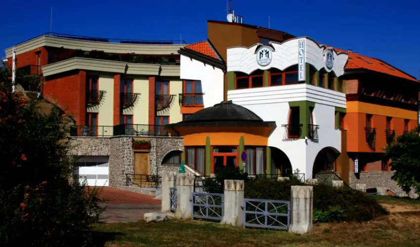 S�ndor Hotel P�cs - Kedvezm�nyes �r csal�dok r�sz�re reggelivel (1 �jt�l)