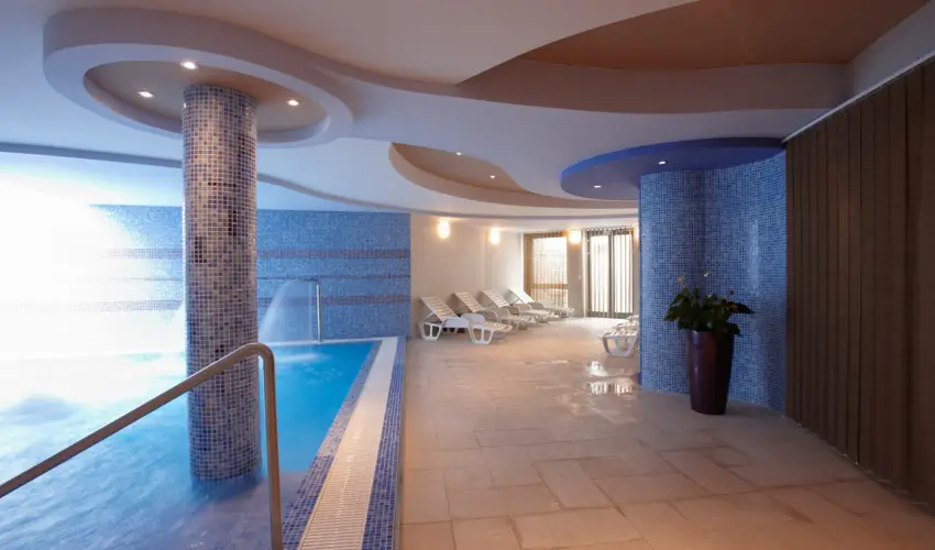 S�ndor Hotel P�cs - Kedvezm�nyes �r csal�dok r�sz�re reggelivel (1 �jt�l)