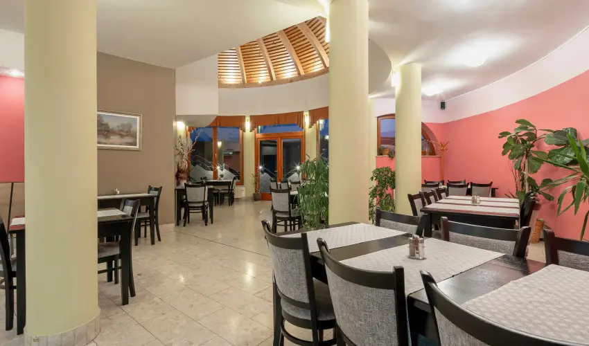 S�ndor Hotel P�cs - Kedvezm�nyes �r csal�dok r�sz�re reggelivel (1 �jt�l)