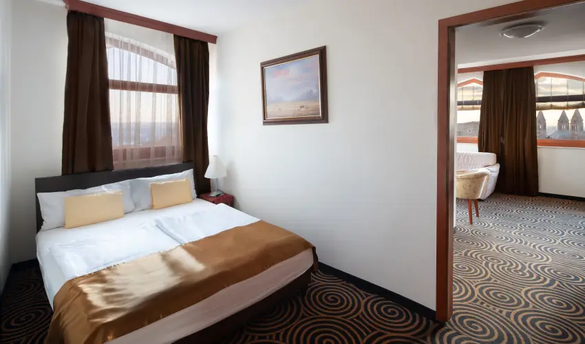 S�ndor Hotel P�cs - Kedvezm�nyes �r csal�dok r�sz�re reggelivel (1 �jt�l)