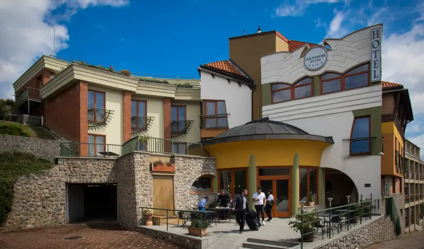 S�ndor Hotel P�cs - Kedvezm�nyes �r csal�dok r�sz�re reggelivel (1 �jt�l)