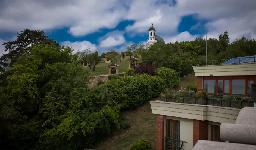 S�ndor Hotel P�cs - Kedvezm�nyes �r csal�dok r�sz�re reggelivel (1 �jt�l)