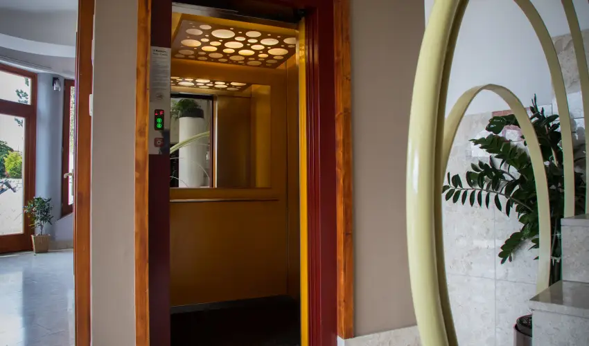 S�ndor Hotel P�cs - Kedvezm�nyes �r csal�dok r�sz�re reggelivel (1 �jt�l)