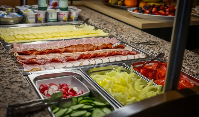 S�ndor Hotel P�cs - Kedvezm�nyes �r csal�dok r�sz�re reggelivel (1 �jt�l)