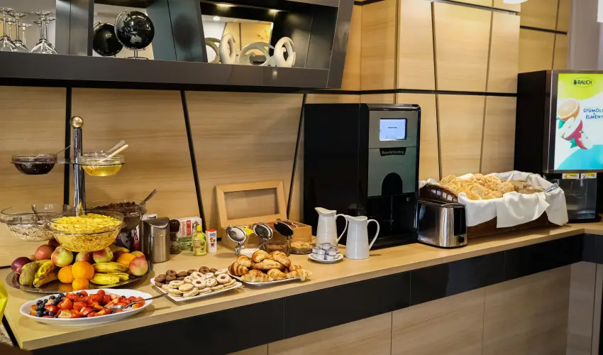 S�ndor Hotel P�cs - Kedvezm�nyes �r csal�dok r�sz�re reggelivel (1 �jt�l)