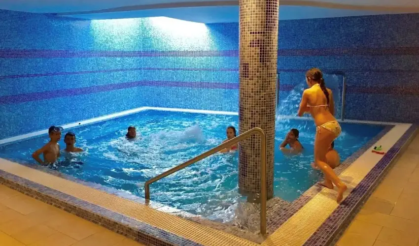 S�ndor Hotel P�cs - Kedvezm�nyes �r csal�dok r�sz�re reggelivel (1 �jt�l)