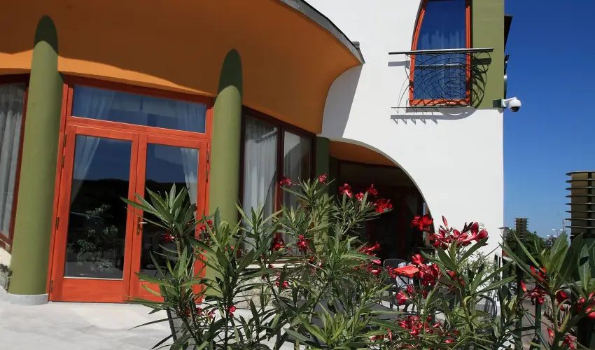 S�ndor Hotel P�cs - Kedvezm�nyes �r csal�dok r�sz�re reggelivel (1 �jt�l)