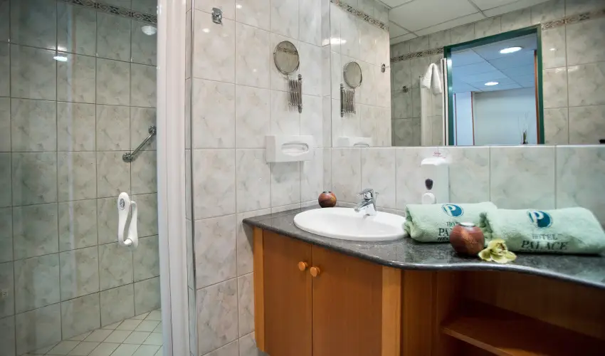 Palace Hotel  Hvz - Kedvezmnyes r csaldok rszre teljes elltssal (1 jtl)