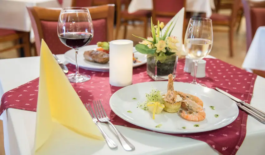 Palace Hotel  Hvz - Kedvezmnyes r csaldok rszre teljes elltssal (1 jtl)