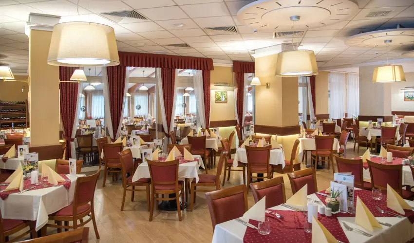 Palace Hotel  Hvz - Kedvezmnyes r csaldok rszre teljes elltssal (1 jtl)