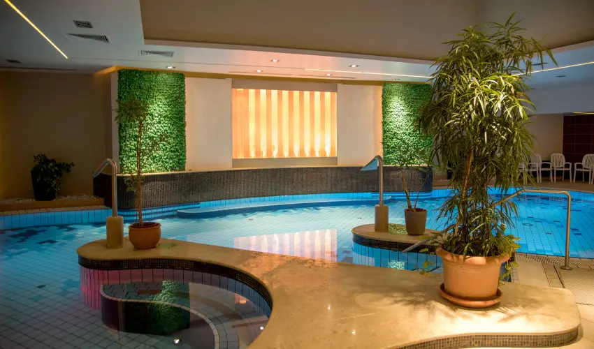 Palace Hotel  Hvz - Kedvezmnyes r csaldok rszre teljes elltssal (1 jtl)