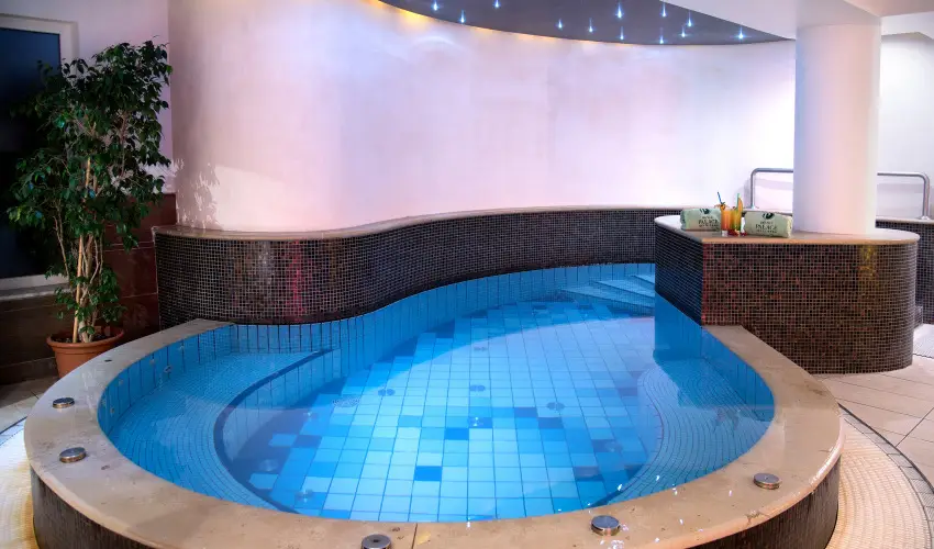 Palace Hotel  Hvz - Kedvezmnyes r csaldok rszre teljes elltssal (1 jtl)