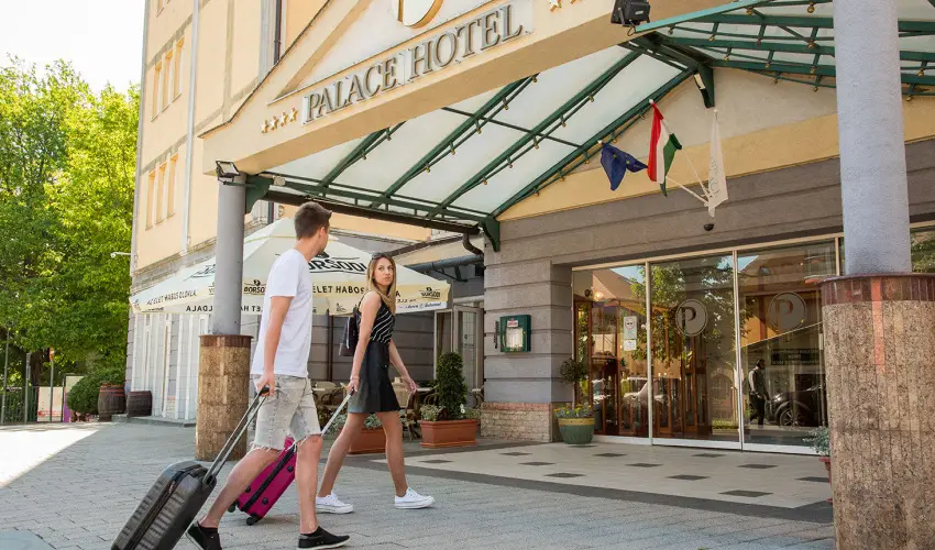 Palace Hotel  Hvz - Kedvezmnyes r csaldok rszre teljes elltssal (1 jtl)