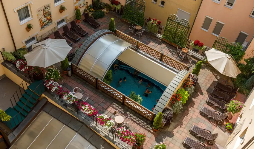 Palace Hotel  Hvz - Kedvezmnyes r csaldok rszre teljes elltssal (1 jtl)