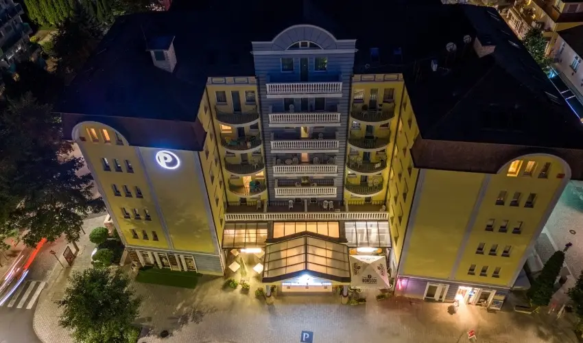 Palace Hotel  Hvz - Kedvezmnyes r csaldok rszre teljes elltssal (1 jtl)