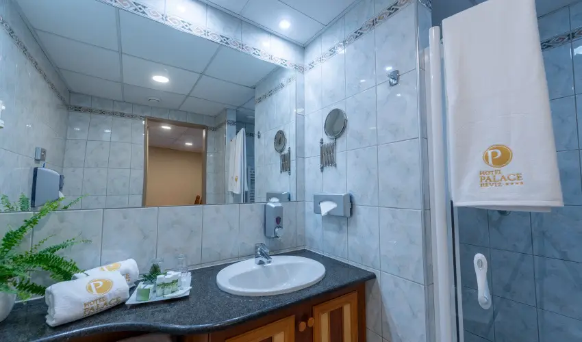 Palace Hotel  H�v�z - Kedvezm�nyes �r csal�dok r�sz�re teljes ell�t�ssal (1 �jt�l)