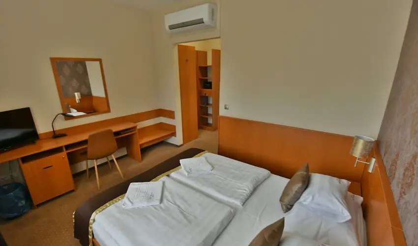 Hotel Plat�n Sz�kesfeh�rv�r Sz�kesfeh�rv�r - Kedvezm�nyes �r csal�dok r�sz�reak �nell�t�ssal (1 �jt�l)