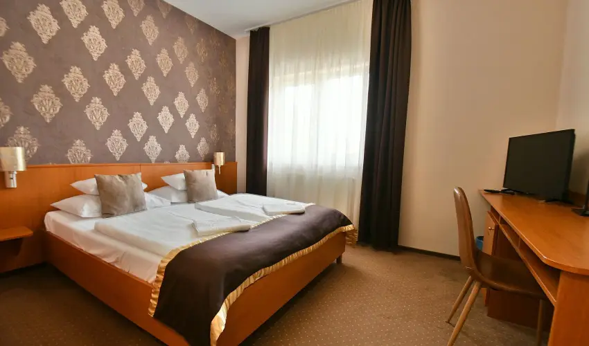 Hotel Plat�n Sz�kesfeh�rv�r Sz�kesfeh�rv�r - Kedvezm�nyes �r csal�dok r�sz�reak �nell�t�ssal (1 �jt�l)
