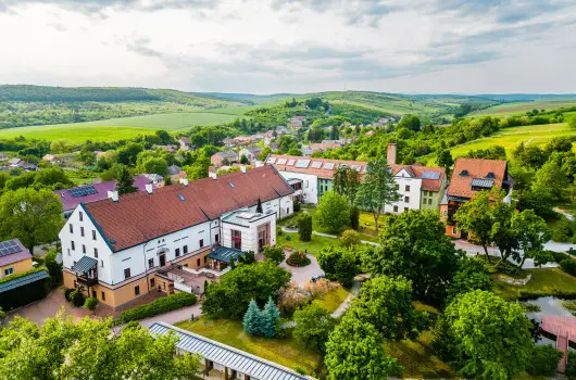 Hotel Vcsecity, Herndvcse