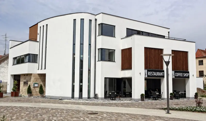 Hotel Vikt�ria S�rv�r - Kedvezm�nyes �r csal�dok r�sz�reak reggelis ell�t�ssal (1 �jt�l)