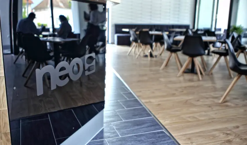 Hotel Vikt�ria S�rv�r - Kedvezm�nyes �r csal�dok r�sz�reak reggelis ell�t�ssal (1 �jt�l)