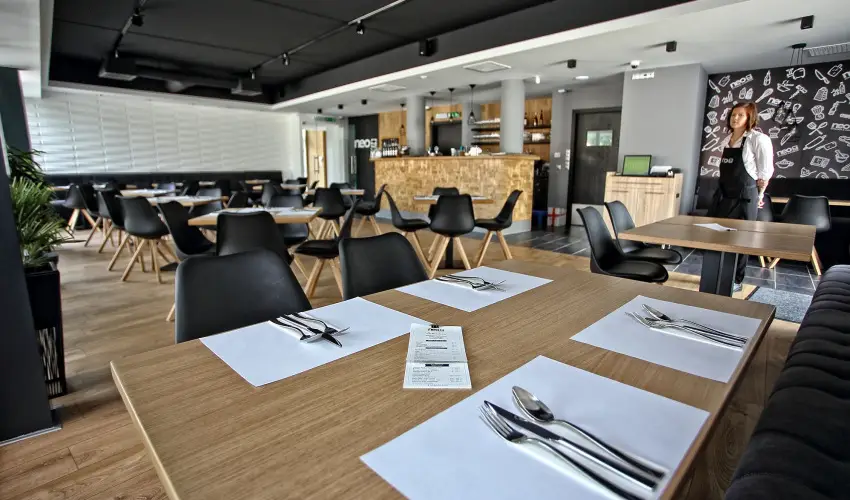 Hotel Vikt�ria S�rv�r - Kedvezm�nyes �r csal�dok r�sz�reak reggelis ell�t�ssal (1 �jt�l)