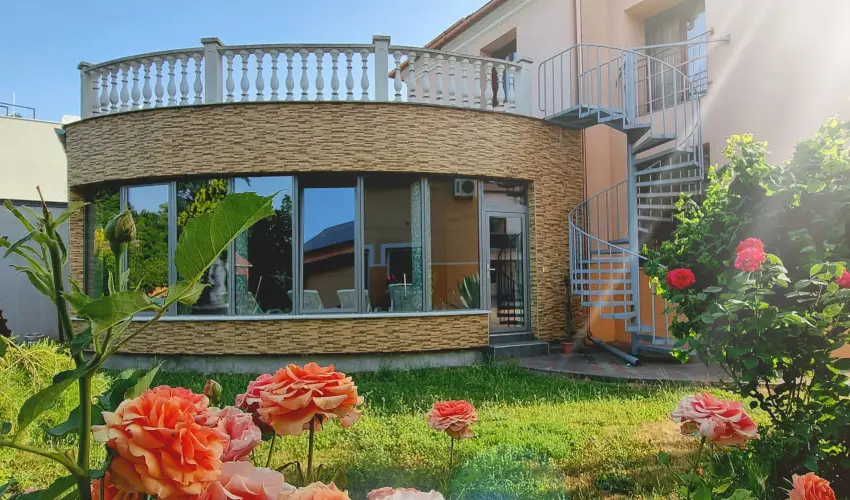 Hotel Vikt�ria S�rv�r - Kedvezm�nyes �r csal�dok r�sz�reak reggelis ell�t�ssal (1 �jt�l)